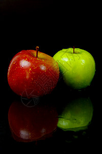 红和绿苹果食物绿色红色黑色背景图片