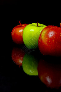 红和绿苹果绿色红色黑色食物背景图片