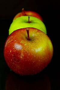红和绿苹果绿色红色食物黑色背景图片