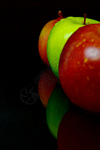 红和绿苹果黑色绿色食物红色背景图片