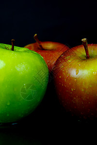 红和绿苹果红色黑色食物绿色背景图片