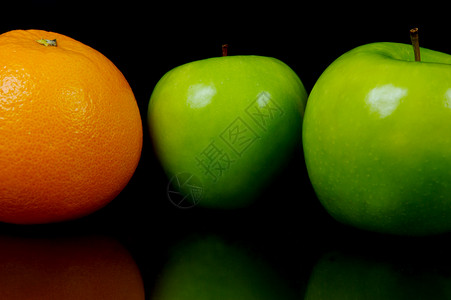 苹果和橙食物绿色橘子黑色水果背景图片