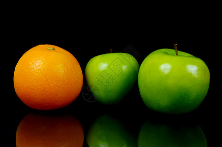 苹果和橙黑色水果食物橘子绿色背景图片