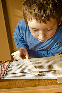 使用织物的男孩儿子孩子专注力工艺手工注意力兄弟织机背景图片
