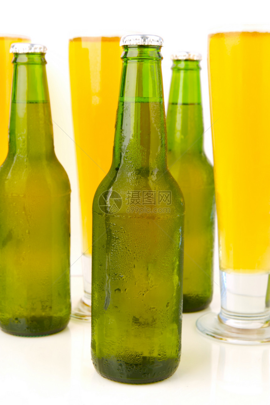 冷啤酒内衬排列玻璃饮料白色脖子金子酒精瓶子绿色图片