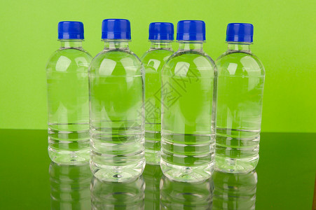 瓶装水淬火行星瓶子口渴环境绿色塑料生态背景图片