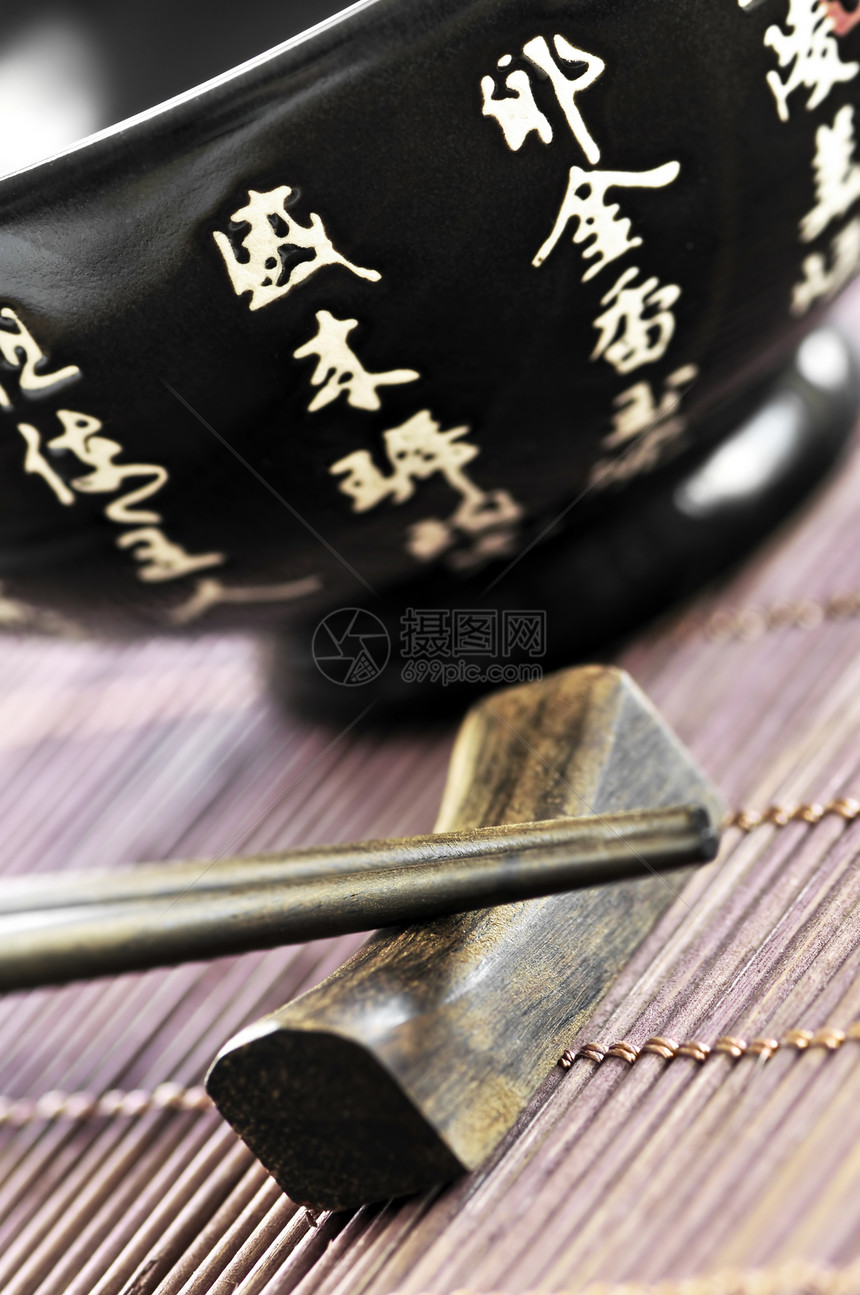 大米碗和筷子宏观木头美食菜肴桌子竹子盘子餐厅环境用具图片