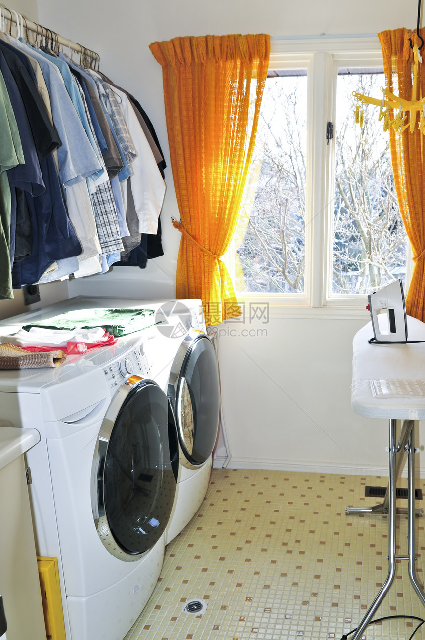 洗衣间装载机烘干机洗涤垫圈住宅设施衣服木板房间内饰图片