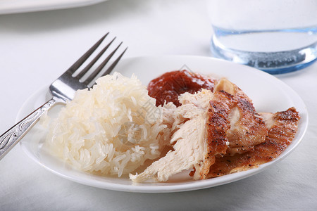 水鸡鸡和饭饭烤肉食物草药家禽白色美食玻璃晚餐香料盘子背景