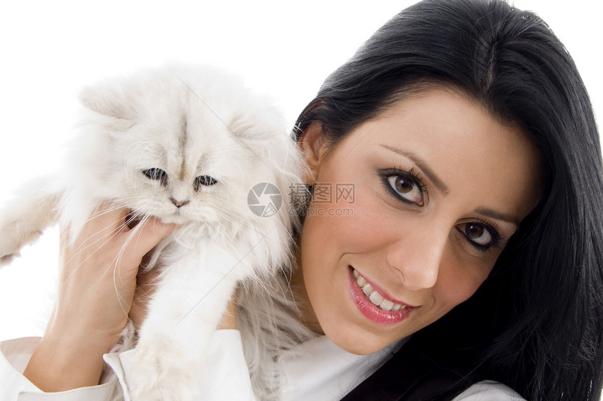 年轻模特儿与白小白猫站在一起成人姿势工作室冒充水平小猫青年衣服头发动物图片