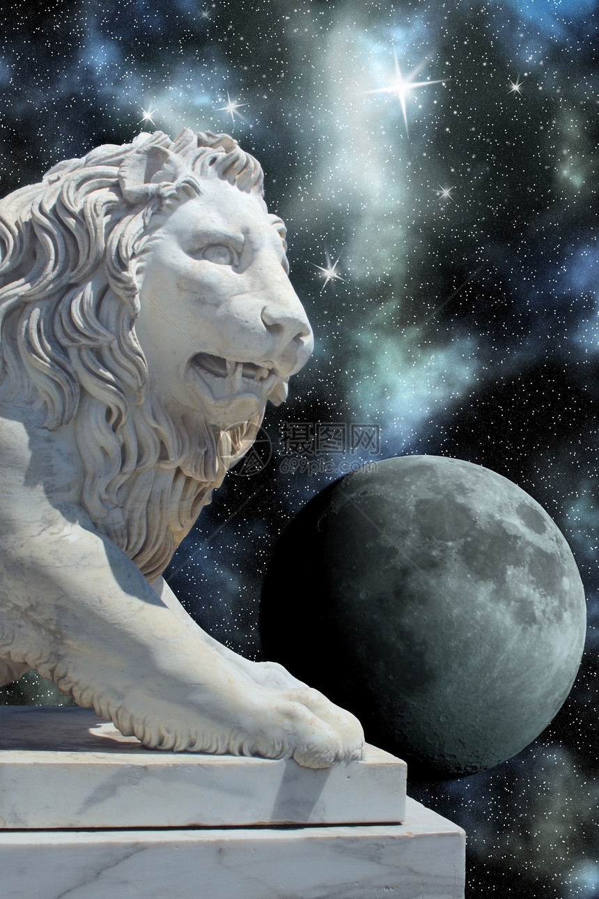 开放宇宙中的狮子雕像和行星图片