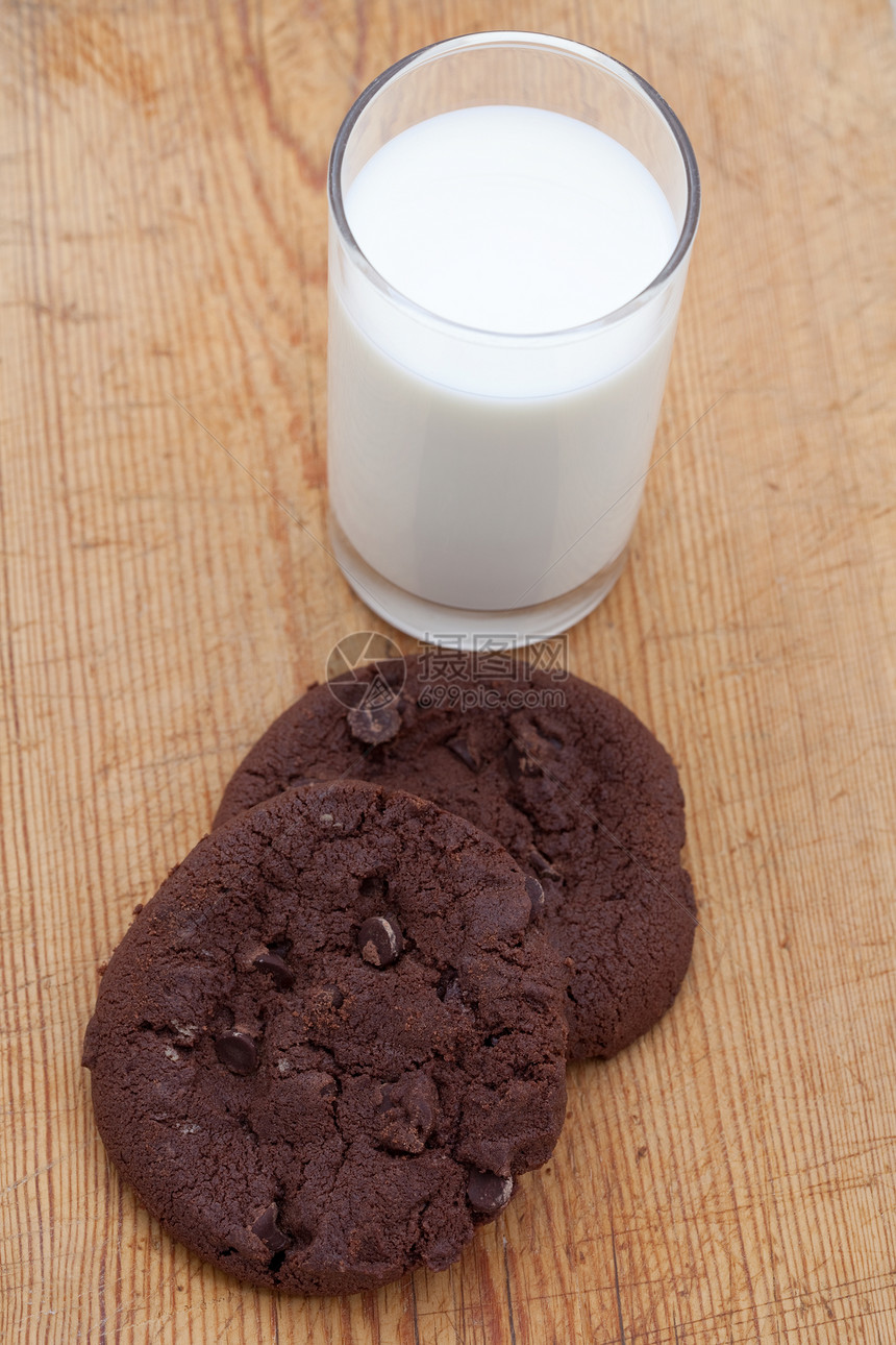 两块大巧克力曲奇饼干加一杯奶油图片