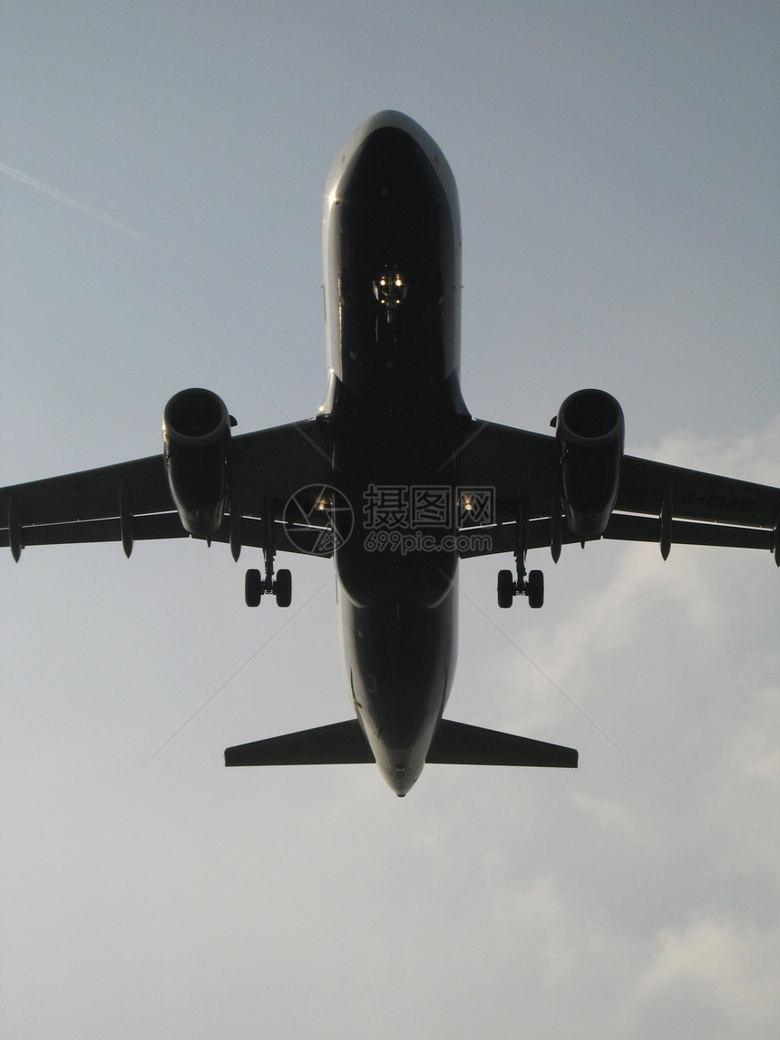 下方一架飞机的视图鼻子乘客尾巴引擎天空航程翅膀旅行飞行员运输图片