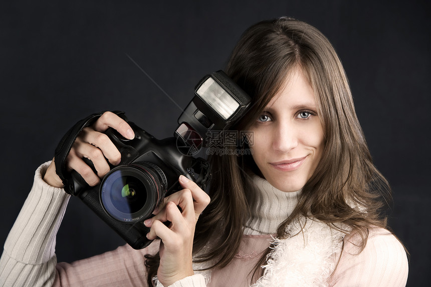 漂亮摄影师工作室镜片水平微笑摄影单反相机女性图片