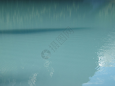 绿宝石湖水蓝色运动阴影休息绿色背景图片