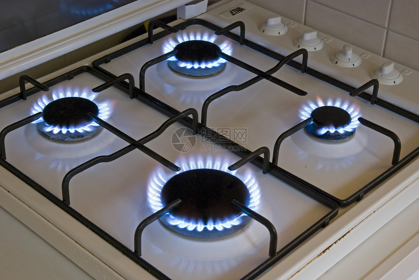 一个煤气炉灶的四处蓝色火焰图片