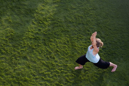 上午瑜伽运动健康女士水平绿色背景图片