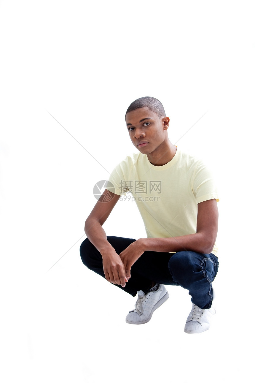 非洲青年男子成人男生运动蹲伏黑色牛仔裤衬衫学生棕色男人图片