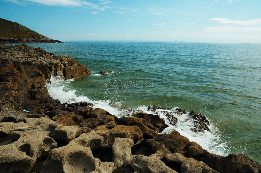 沿海海岸蓝色波浪边缘石头天空悬崖岩石图片
