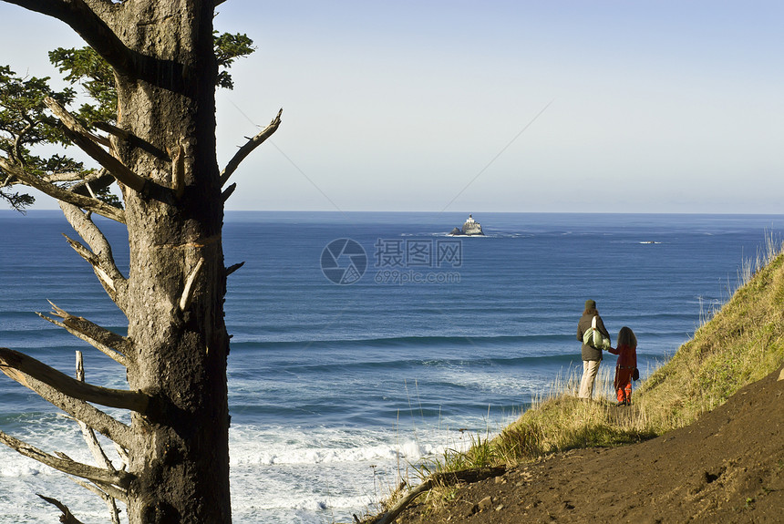 生态州公园和俄勒冈海岸蒂拉穆克灯塔假期家庭母亲签证女儿远足波浪盐水图片