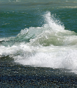 海水在海上喷洒飞溅咆哮者冰蓝蓝色平底锅波浪液体气泡海洋寒冷背景图片