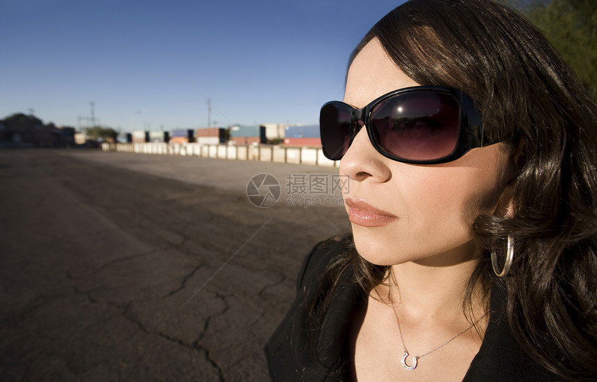 漂亮西班牙裔妇女火车眼镜女性黑发太阳镜外套沥青铁路图片