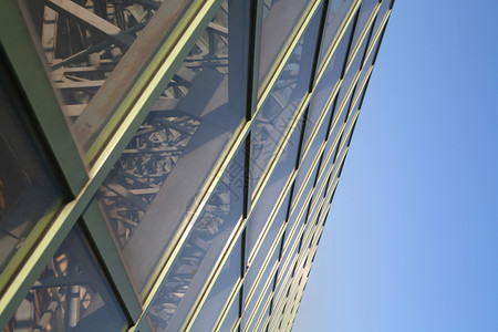 玻璃金属设计灰色蓝色建筑天空蓝色的高清图片素材