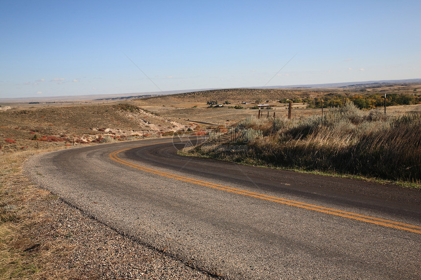 怀俄明路沙漠丘陵牧场刷子国家缠绕车道旅行图片
