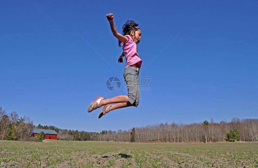 快乐女孩跳跃幸福喜悦场地情绪蓝色乡村天空活力农村图片