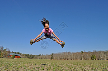 女孩跳跃场地乡村喜悦情绪农村蓝色幸福天空活力背景图片