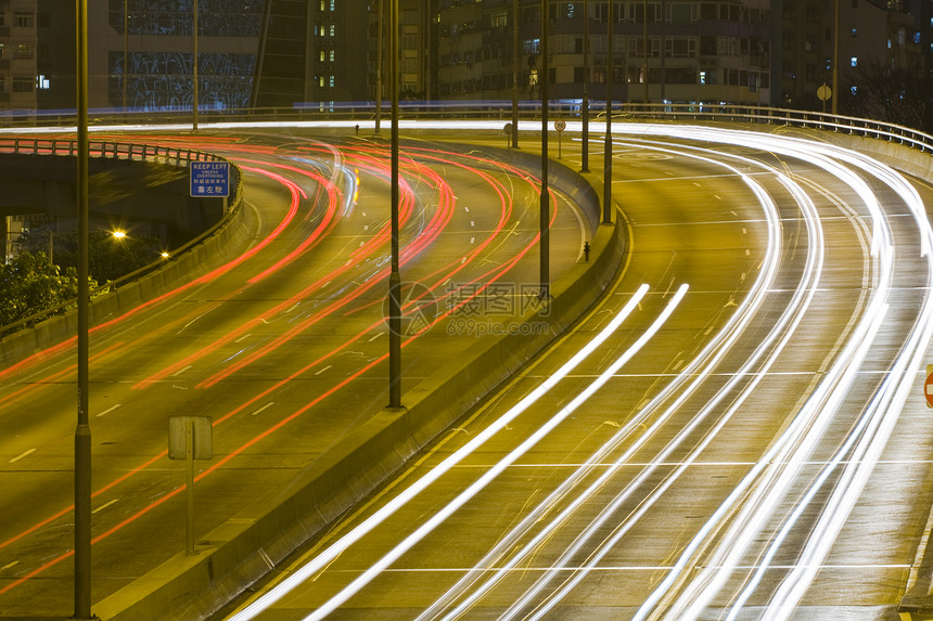 交通夜间运动场景运输天际旅行摩天大楼建筑地标公共汽车市中心图片