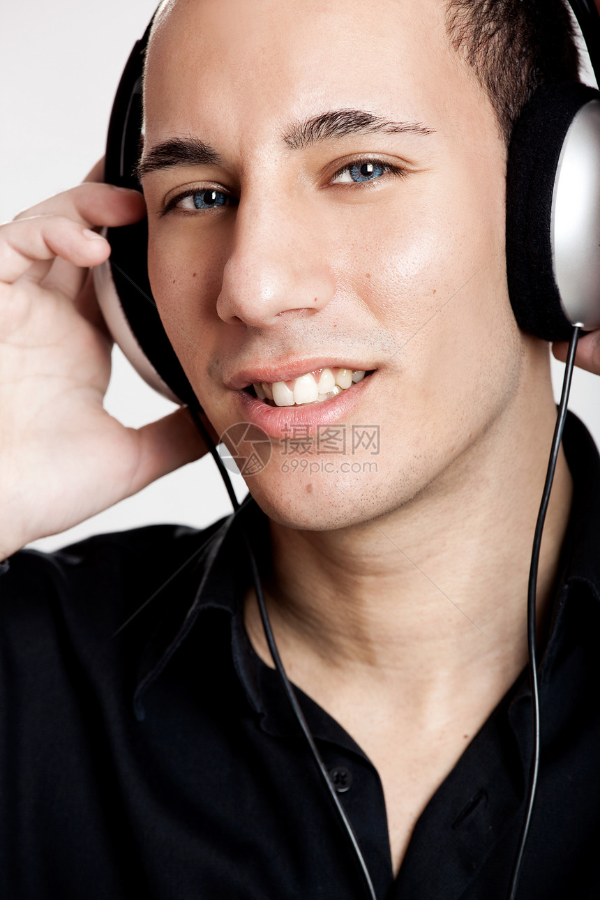 听音乐喜悦青年男生音乐手机闲暇收音机耳机白色男性图片