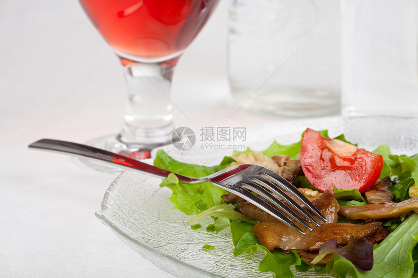 新鲜沙拉和炒牡蛎蘑菇盘子起动机用餐桌子食物叶子玻璃油炸红色蔬菜图片