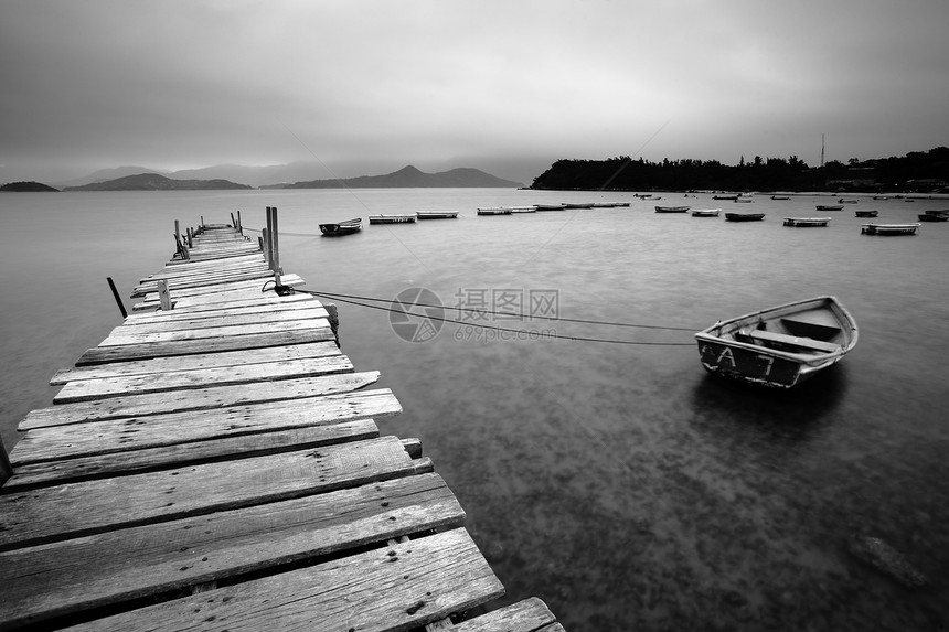 木制码头和船只木板反射地平线情绪悲伤时间薄雾日光图片