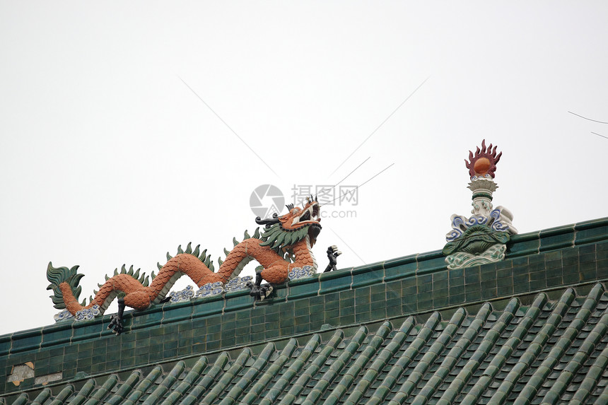 中国寺庙屋顶上的龙图片