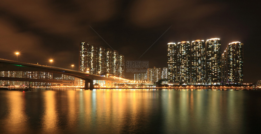 晚上在香港的商塔和住宅公寓楼夜间天空窗户场景办公室蓝色港口血管景观反射建筑学图片