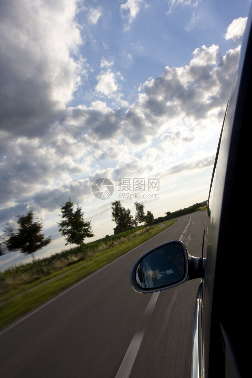 车辆在乡村公路上驾驶的详情车道曲线汽车灰色速度运输沥青轨道运动力量图片