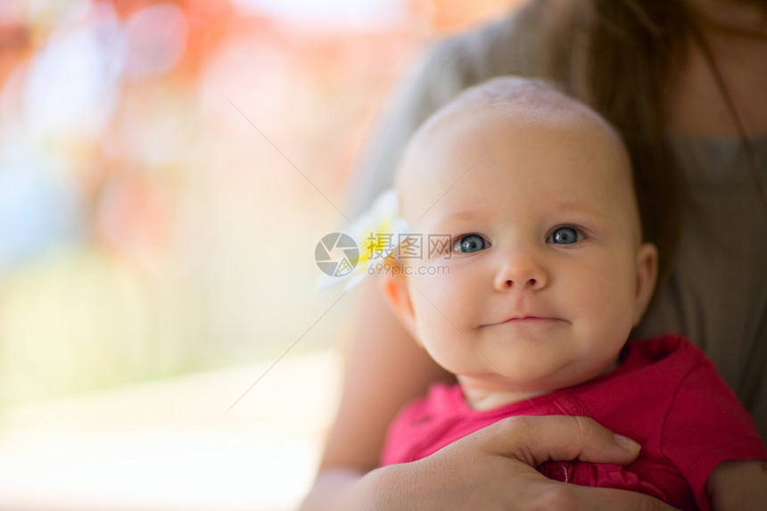 暑期女婴快乐女孩晴天白色眼睛童年鸡蛋花青年儿童孩子图片