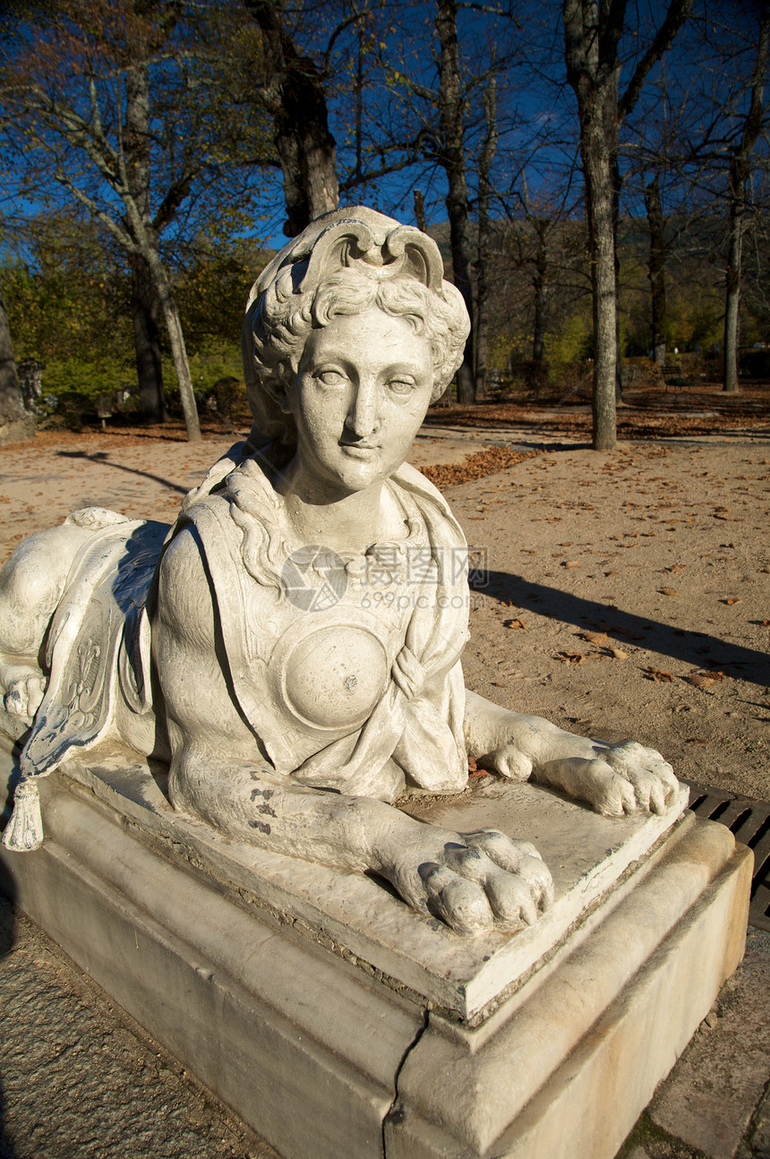 女人和狮子雕像纪念碑皇家公园白色大理石花园雕塑石头图片