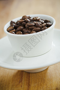 咖啡豆桌子杯子宏观白色棕色咖啡木头背景图片