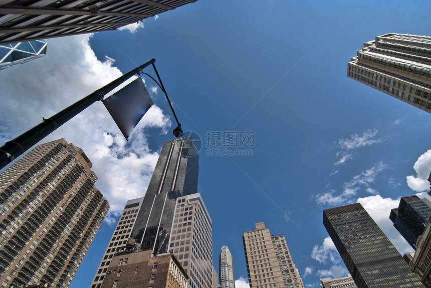 纽约市的摩天大楼蓝色天空天际建筑学窗户公寓玻璃城市景观商业图片