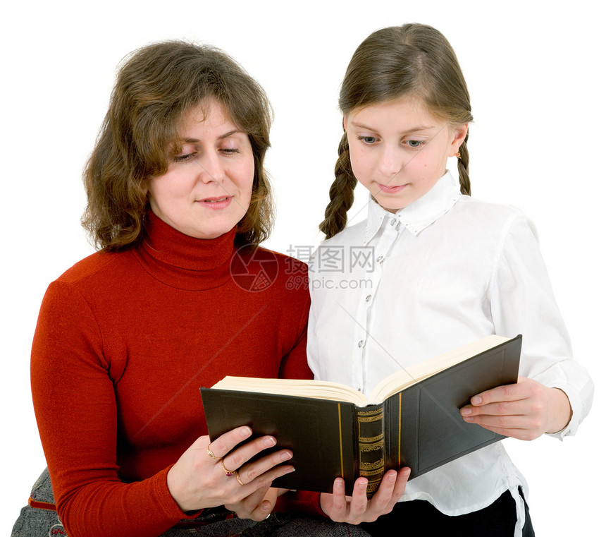 妇女和女孩读一本书图片