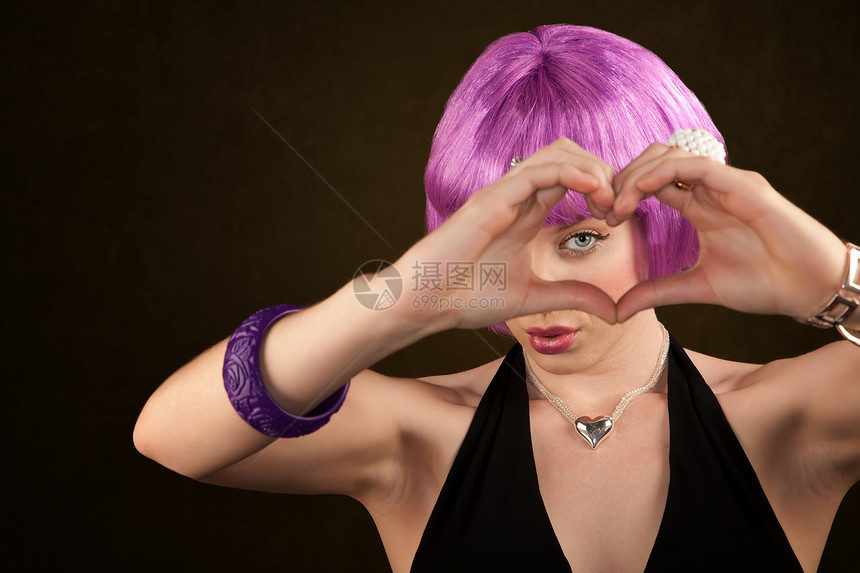 紫色头发女性造心形状图片