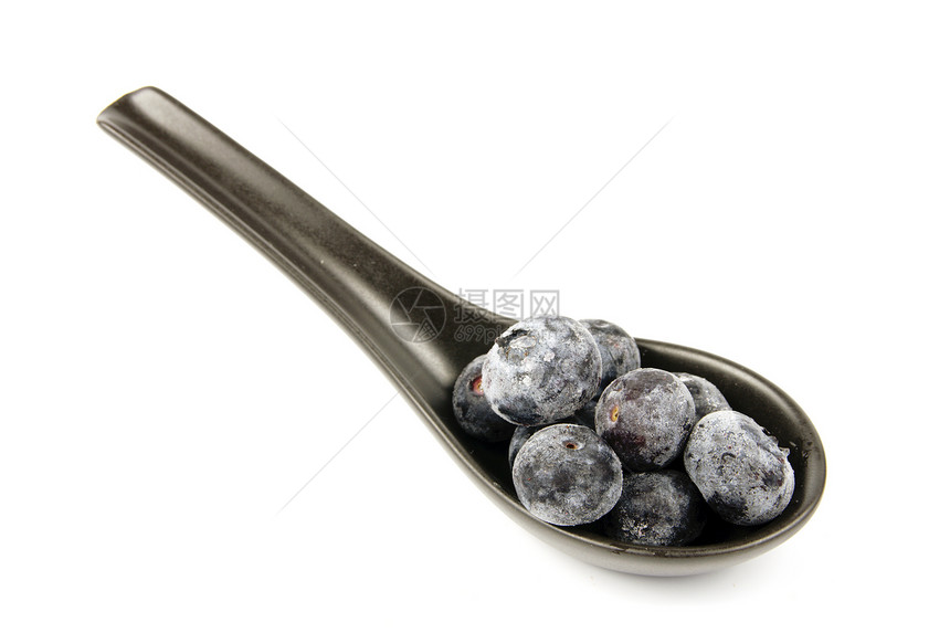 冻蓝莓在勺子上蓝色黑色果汁早餐水果白色甜点食物图片