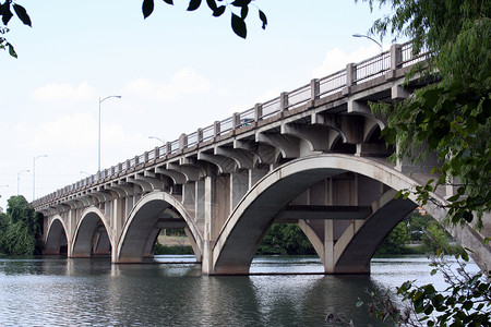 德克萨斯州下城奥斯汀的拉马尔桥高清图片