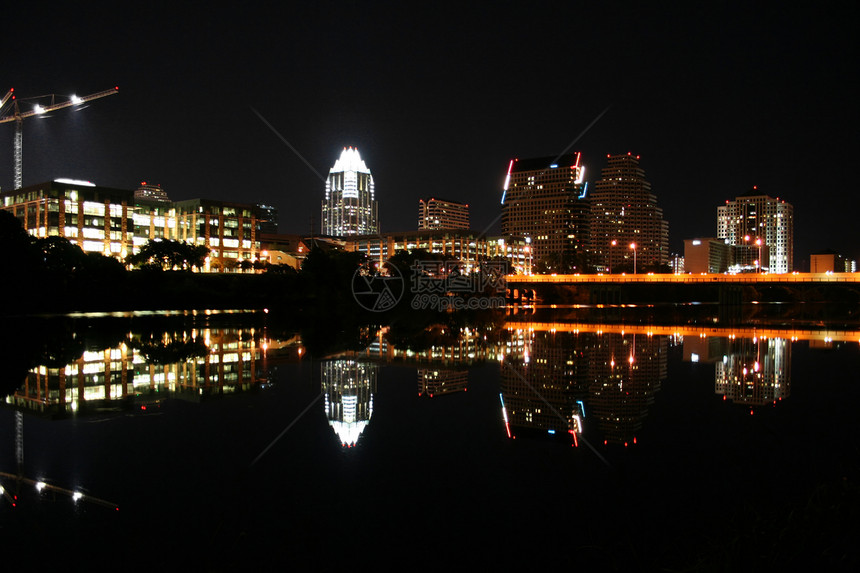 夜间的德克萨斯州奥斯汀景观办公室摩天大楼起重机高楼市中心首都中心商业建筑物图片