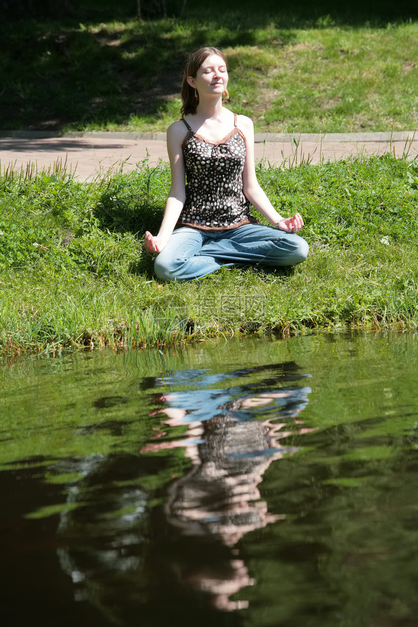 女孩在冥想女性草本植物棕色女士绿色照片身体平衡反思海岸图片