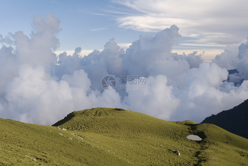 天空 湖泊和绿草地图片