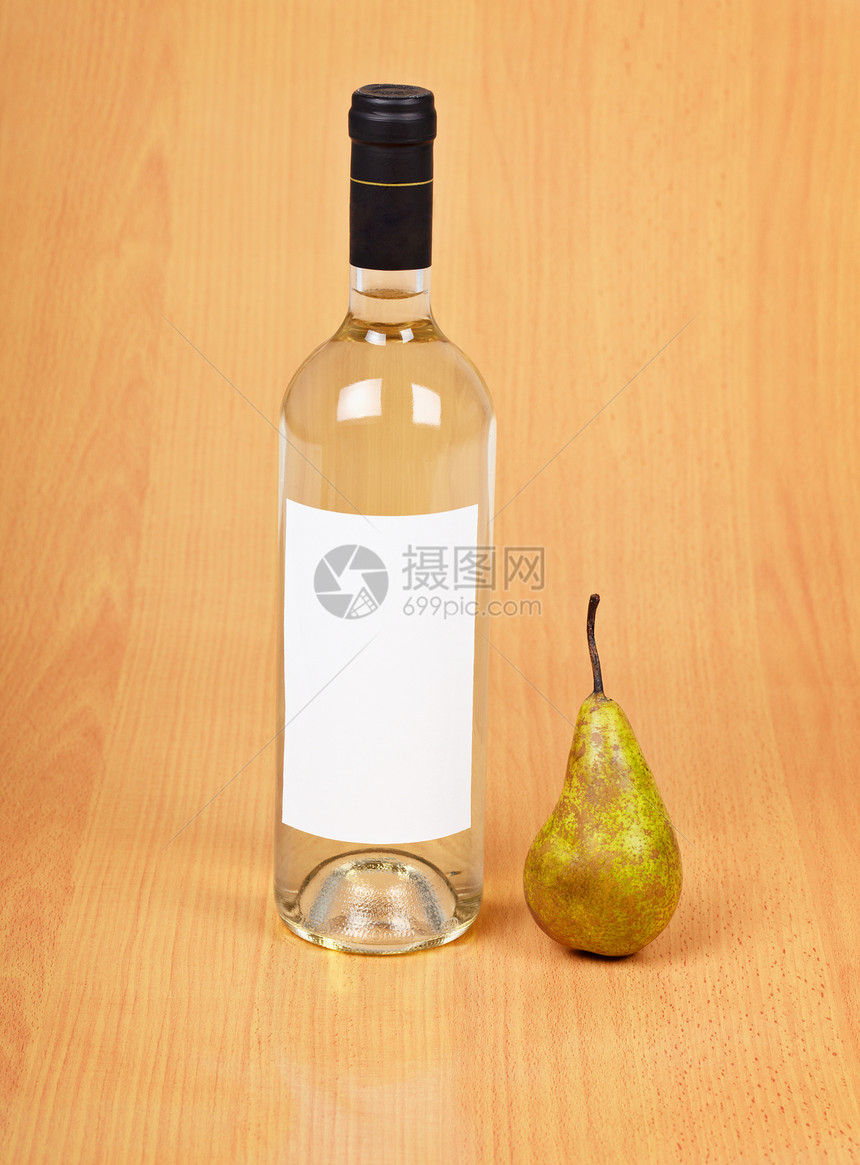 木制背景的梨子酒瓶图片