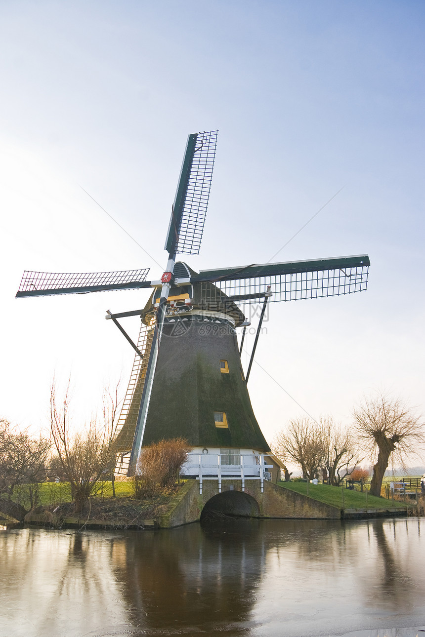 冬季荒冬风景中的荷兰风车图片